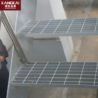 Bande de roulement d'escalier personnalisée de haute résistance caillebotis en acier au carbone surface galvanisée étape de sécurité industrielle pour passerelle moderne