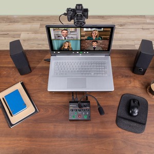 โซลูชันการสตรีมเสียงและวิดีโอ Roland UVC-02 พร้อมการ์ดจับภาพเสียงสำหรับการสตรีมสด - Product Image 1