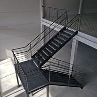 Solutions d'escaliers droits en acier inoxydable de qualité commerciale sur mesure pour l'extérieur