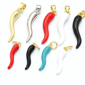 Colgante de cobre chapado en oro con esmalte arcoíris en forma de chile para mujer y niña - Product Image 1