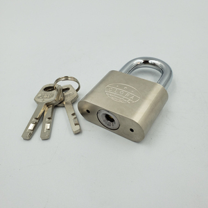 Candado de Hierro de Alta Seguridad con Llave de Llanta, Cilindro de Zinc Niquelado de 70mm, Acabado Mate de Bajo Brillo - Product Image 2