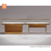 Vitrine pour bijouterie de luxe Étagères pour bijoux en or Armoires en verre LED Dernière tendance Marbre Verre trempé Métal pour le shopping