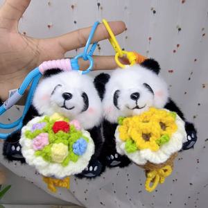 Adorable y Realista Muñeco de Peluche de Panda Gigante Tejido con Flor, Llavero, Colgante para Mochila, Adorno Colgante para Bolso, Venta al por Mayor - Product Image 3