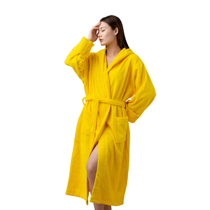 Accappatoio di Lusso in Spugna di Cotone con Cappuccio Nero, Comodo e Leggero per Ospitalità e Vendita al Dettaglio, Stile Avvolgente per Donne - Product Image 2