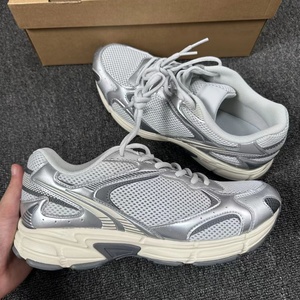 Sneakers de course unisexes style rétro, sur mesure, avec empeigne en mesh respirant et semelle épaisse amortissante, pour le quotidien et la rue. - Product Image 1