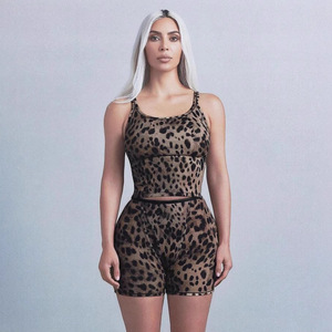 Traje informal de primavera callejera para mujer, estampado de <span class=keywords><strong>leopardo</strong></span>, Halter, sin mangas, camisetas sin mangas, pantalones cortos, conjunto de dos piezas ajustado Sexy - Product Image 1