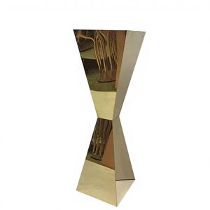 Support floral de mariage en fer géométrique Promise, design écologique, options de couleur personnalisables pour décorations de lieux et guide de chemin - Product Image 1