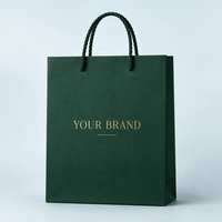 Sac de shopping en papier mat vert foncé imprimé sur mesure avec logo en feuille d'or, poignée Flexiloop, matériaux recyclés, emballage de luxe pour masque facial