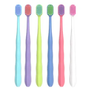 Escova de dentes de cabeça larga com logotipo de marca própria para hotéis, escova de dentes de cerdas macias coloridas e amigável para adultos, fabricante OEM