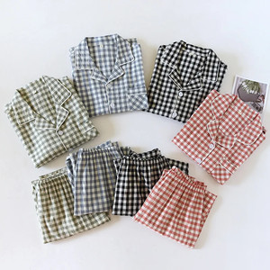 Set pigiama due pezzi a manica lunga a quadri da uomo e da donna - Product Image 1
