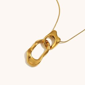 Collier pendentif en acier inoxydable plaqué or 18 carats, style vintage, gravé sur mesure, anti-ternissement, pour femmes, idéal pour les mariages (vente en gros) - Product Image 2