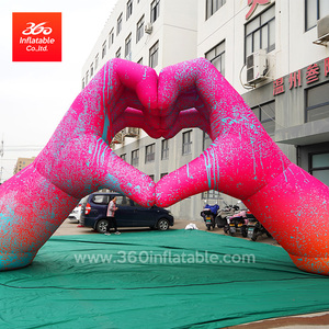 Mascota inflable de dibujos animados gigantes de diseño personalizado con manos de corazón amoroso para eventos 8M modelo publicitario grande con soplador para fiestas