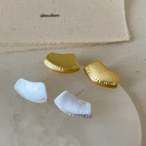 Pendientes de Mujer Modernos, Chapados en Oro de 18K, de Latón Relleno de Oro, Impermeables, con Diseño Geométrico y Engaste de Bisel, para Regalo - Product Image 1