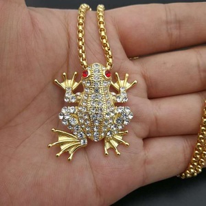 Colliers Éco-Responsables en Acier Inoxydable avec Chaîne Classique à Maillons et Pendentif Grenouille à Œil Rouge en Zircon Cubique, par un Créateur de Mode - Product Image 3