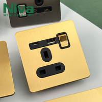 Enchufe universal Niva Brass Single 13A con interruptor y puerto USB A+C de carga rápida para hoteles de lujo y hogares.