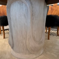 Table à manger ronde moderne haut de gamme en or avec plateau en pierre, pieds en bois massif, style contemporain et luxueux pour salle à manger