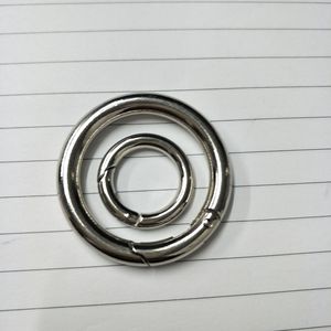 Venta al por mayor de fábrica: Anillo metálico abrible móvil de aleación de zinc, tipo resorte 33, localizador vintage antipérdida para llavero metálico con hebilla - Product Image 6
