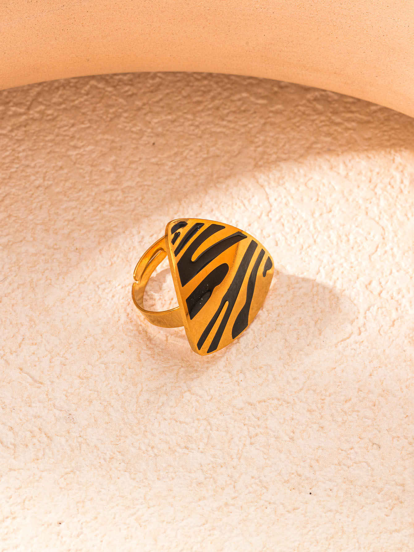 Anillo triangular con estampado de leopardo