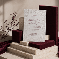 Invitations de mariage personnalisées imprimées en blanc avec cadre rose en relief et noms en écriture cursive pour les ensembles de commandes de mariage