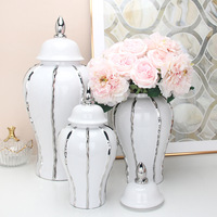 Usine directement vente pot de gingembre blanc avec détails or/argent Vase en céramique blanche pour la décoration de la maison fête de mariage Ins