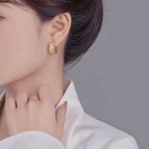 ต่างหูแบบติดหูทรงเรขาคณิตระดับไฮเอนด์สไตล์ยุโรป-อเมริกัน ดีไซน์เรียบหรู รูปทรงตัว C ทำจากเงินแท้ ดีไซน์หน้ากว้าง ทันสมัย - Product Image 3