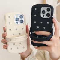 Coque Crocs pour iPhone 15 Pro avec sangle de protection, mignonne et sécurisée, compatible iPhone 16, 11, 13, 14, 17, 12, en silicone créatif – Étui pour téléphone portable
