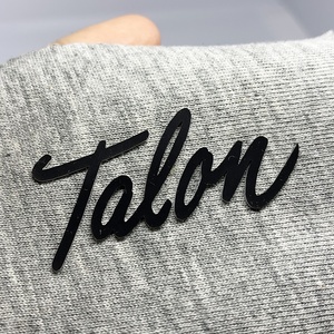 Biểu Tượng Tùy Chỉnh 3D Nổi Silicone Thân Thiện Với Môi Okeo-Tex Chứng Nhận Màn Hình In <span class=keywords><strong>2</strong></span> Màu Sắc TPU Silicone Nhãn Hàng May Mặc Cho Quần Áo - Product Image 3