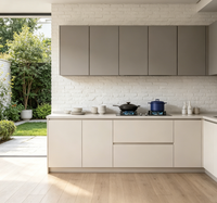 Armoires de cuisine modernes gris mat et crème sans poignées avec étagères éclairées par LED pour une maison minimaliste