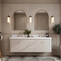 Meuble-lavabo mural à lattes verticales avec double vasque, comptoir en dalle de roche, tiroir à fermeture douce et miroir à cadre doré