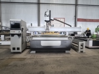 Routeur CNC ATC avec axe rotatif latéral et changeur d'outils automatique linéaire pour la découpe de portes et de meubles en bois