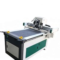 Machine de découpe industrielle à couteau vibrant 7,5 kW avec pompe à vide et double entraînement pour la découpe de tapis de voiture, de cuir et d'emballages
