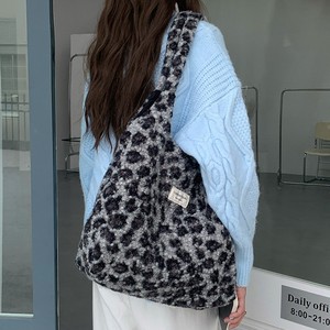 กระเป๋าโท้ทลายเสือดาวสำหรับผู้หญิง กระเป๋าสะพายไหล่ความจุขนาดใหญ่พร้อมกระเป๋าซิป สีน้ำตาลและสีเทา ฤดูใบไม้ร่วง 2024 - Product Image 4