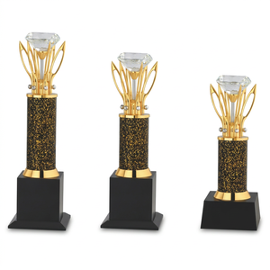 Trofeo de Diamante Metálico de Lujo con Columna Chapada en Oro y Base Negra, Modelo 635 a, Portátil - Product Image 1