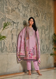 ชุดคุर्ตาผ้าไหมคาริและฟูล พร้อมผ้าคลุมไหล่ ดีไซน์หรูหราสำหรับผู้หญิง ตกแต่งด้วยลายปักมือเรชม ลายดอกไม้สีลาเวนเดอร์ ซารี - Product Image 3