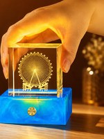 Nouveau produit créatif : Base lumineuse LED durable à lumière chaude, accompagnée d'un cube de cristal transparent avec logos gravés au laser en 3D
