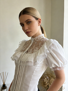 Chemise décontractée pour femme en dentelle blanche, col rond, manches bouffantes, mélange polyester et élasthanne, chemise d'été - Product Image 1