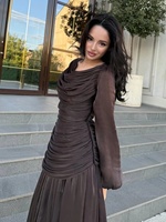 Robe de soirée élégante et luxueuse, plissée, avec ruban brillant et grand ourlet, couleur unie, pour fêtes et événements.
