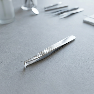 Pinzas para Cejas de Acero Inoxidable de Alta Resistencia con Punta Inclinada, Depilación Precisa, Marca Personalizada Modelo 197, Hecho en Pakistán - Product Image 2