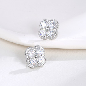 Pendientes KAVNAR con baño <span class=keywords><strong>de</strong></span> oro blanco, latón, poste <span class=keywords><strong>de</strong></span> plata 925, trébol, circonita cúbica y perla para mujer - Product Image 2