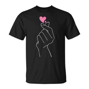 Camiseta Love K Pop con Diseño de Corazón Negro, Unisex, para Uso Promocional - Product Image 1