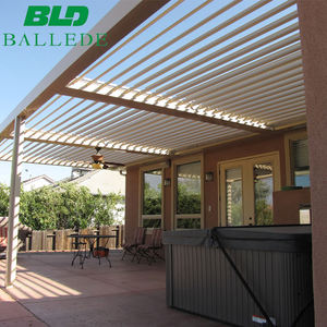 Pergola bioclimatique motorisée en aluminium avec lames orientables imperméables et réglables, blanche avec pare-soleil - Product Image 5
