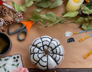 Elegante Emblema Decorativo de Búho Blanco Clásico de 6 Pulgadas, Hecho a Mano en Resina, para la Cosecha de Otoño |   Decoración para el Hogar con Temática de Animales de Granja - Product Image 5