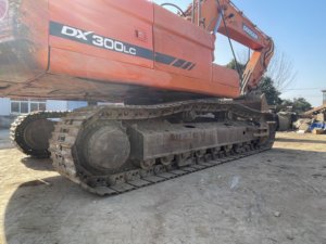 รถขุด Doosan DX300LC สีส้ม เครื่องจักรก่อสร้างแบบตีนตะขาบ มือสองจากเกาหลี เครื่องยนต์ 30000 กก. 0-2000 ชั่วโมง ได้รับการรับรอง - Product Image 3