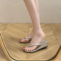 Sandales de plage décontractées pour femmes, vente en gros directe d'usine, chaussures compensées, pantoufles et tongs de créateur pour femmes