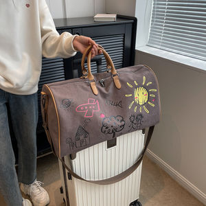 กระเป๋าผ้าใบใส่ของเดินทางกระเป๋าไปยิมกระเป๋าผ้าใบน้ำหนักเบาลายกราฟฟิตีพิมพ์โลโก้ขนาดใหญ่ออกแบบได้ตามต้องการ - Product Image 4