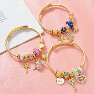 Bracelet à breloques réglable en acier inoxydable plaqué or 18 carats avec zircon rose européen en forme de clé, de fleur, de cœur et de soleil pour femmes - Product Image 1