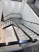 Escalier double moderne en acier VIKO, design à poutres, garde-corps en verre, facile à installer pour une utilisation en intérieur dans les appartements