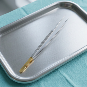 Forceps chirurgicaux en acier inoxydable, forceps d'extraction dentaire avec poignée dorée, fabriqués par ZUOL. - Product Image 3
