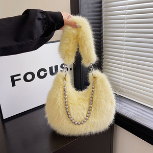 2024 otoño e invierno nuevo bolso peludo diseño de nicho Imitación Piel de zorro bolso para axilas Cadena de perlas bolso de un solo hombro - Product Image 4