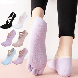 Chaussettes à cinq doigts haute performance pour femmes, tissu respirant, bordure en dentelle et grip en silicone sur toute la semelle pour les modes de vie actifs - Product Image 3